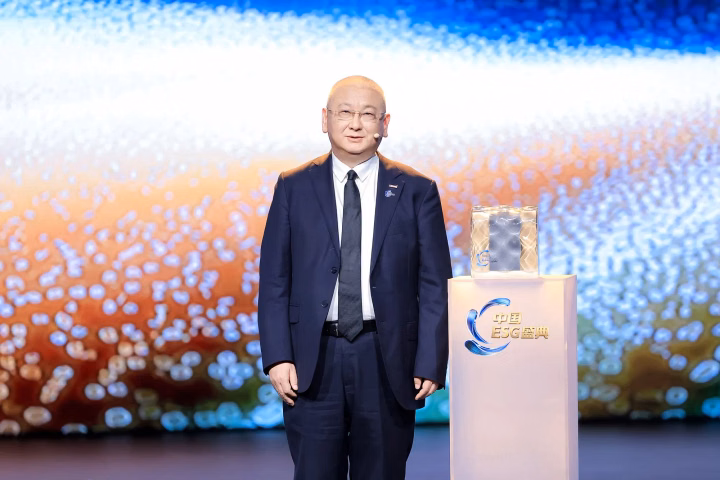 LONGi Chief Technology Officer Li Zhenguo accepting an award at the China ESG Gala.
