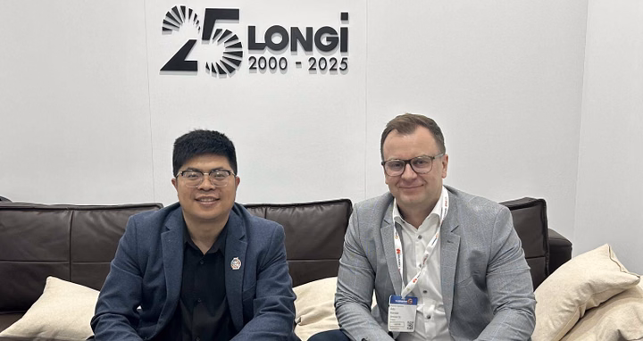 Will Han of LONGi and Arto Koivisto of Onninen Oy sign an MoU for 60MW of solar modules at Intersolar Europe 2025.