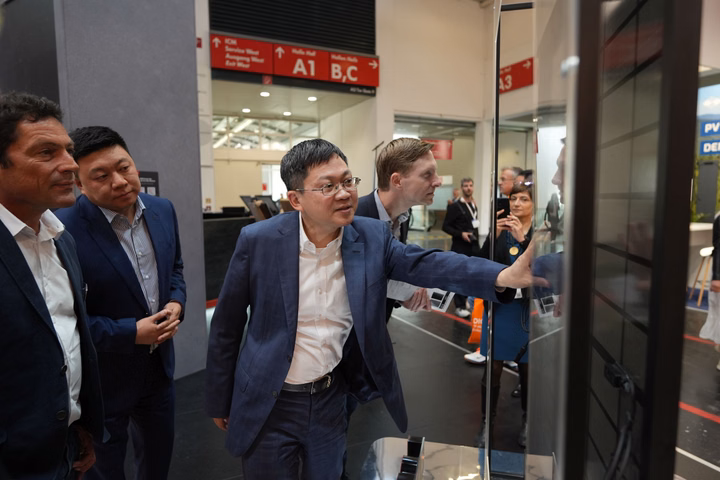 LONGi representatives at Intersolar 2025, discussing new solar technologies.