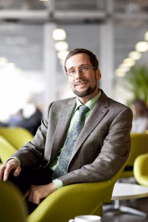 Prof. Dr. Volker Quaschning, an expert in renewable energy systems, speaking at a LONGi event.