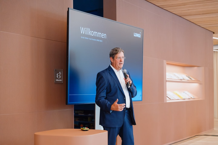 Gerald Müller, Vice General Manager DACH at LONGi Solar, speaking at the LONGi ONE launch event.