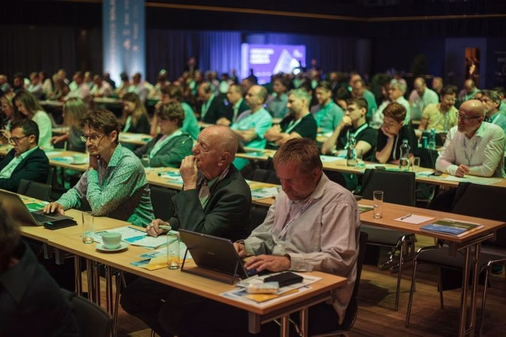 Attendees at Solární Konference in Prague, engaging with presentations and discussions.