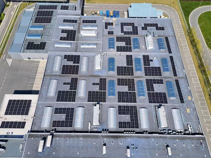 Aerial view of the 648 kWp rooftop solar installation at the Hyundai manufacturing complex in Nošovice, Czech Republic.