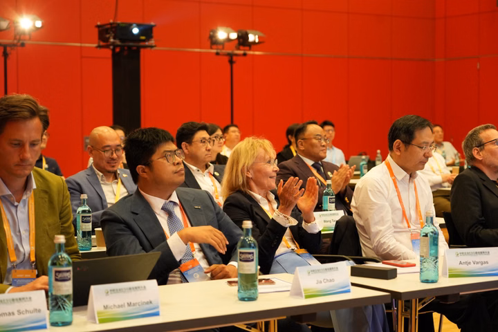Jia Chao speaking at the Sino-European Corporate ESG Best Practice Conference panel on zero-carbon industrial parks.