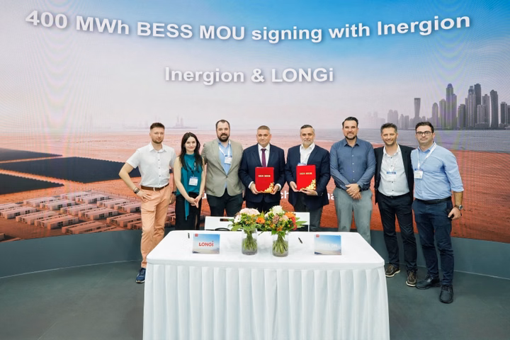 Representantes da LONGi e INERGION assinando um acordo BESS de 400 MWh na Intersolar Europe.
