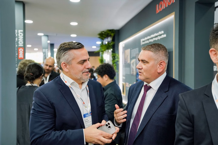 Panos Blatsios da INERGION e um representante da LONGi Solar discutindo uma parceria BESS na Intersolar Europe.