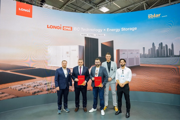 Representantes de LONGi y Pagra firmando un acuerdo de asociación en Intersolar Europe.