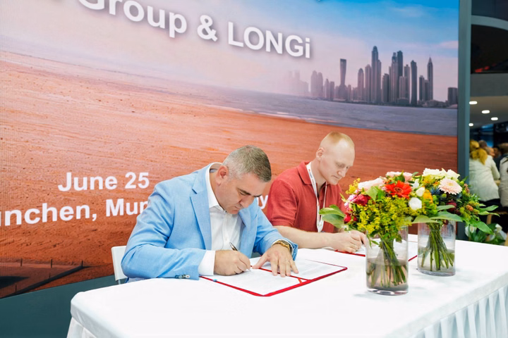 Representantes da LONGi e Solar Invest Group assinando um acordo de parceria na Intersolar Europe em Munique.