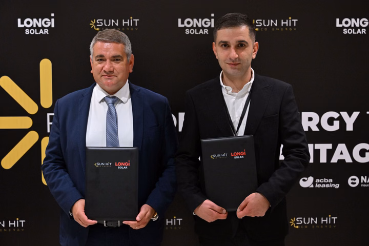 Representatives from LONGi Solar and Sunhit sign a partnership agreement in Armenia.