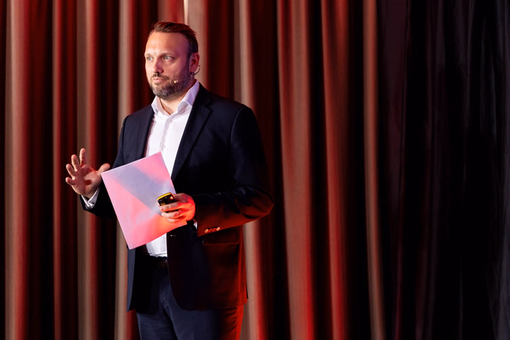 Adrian Kočan, General Manager for LONGi Solar, speaking at a conference about storage solutions.