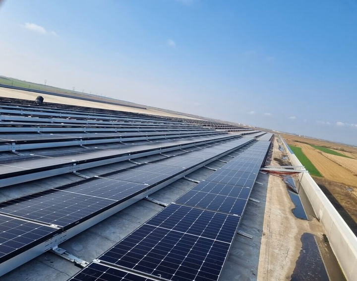 LONGi solar panels installed on the rooftop of the Fresco Verde vegetable packaging factory in Romania.