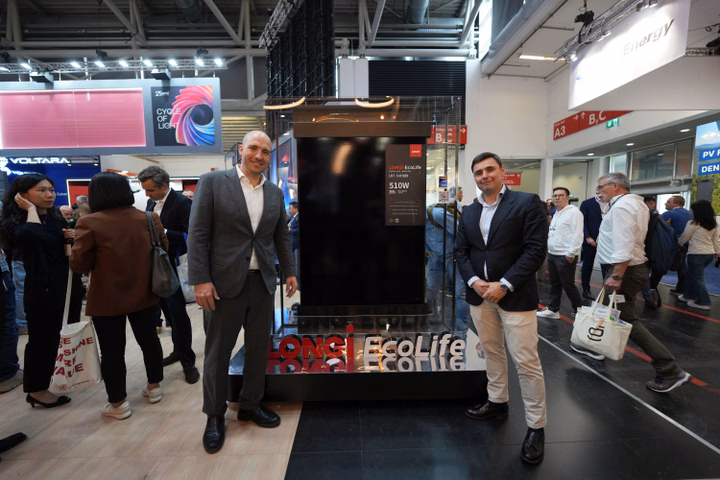 Hugo Fernández of LONGi and Tomás Botelho of BLING ENERGY at Intersolar Europe.
