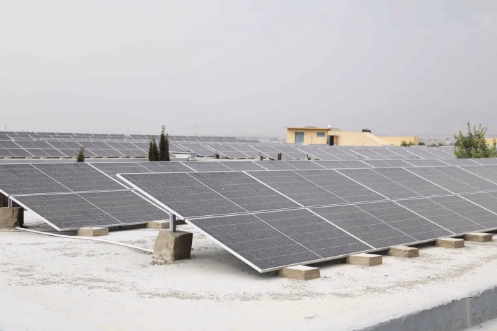 LONGi solar panels installed on the roof of Bolan Medical Complex in Pakistan.