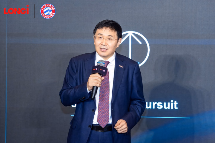 El Presidente y Director General de LONGi, Zhong Baoshen, hablando en la ceremonia de lanzamiento de la asociación del FC Bayern Múnich.