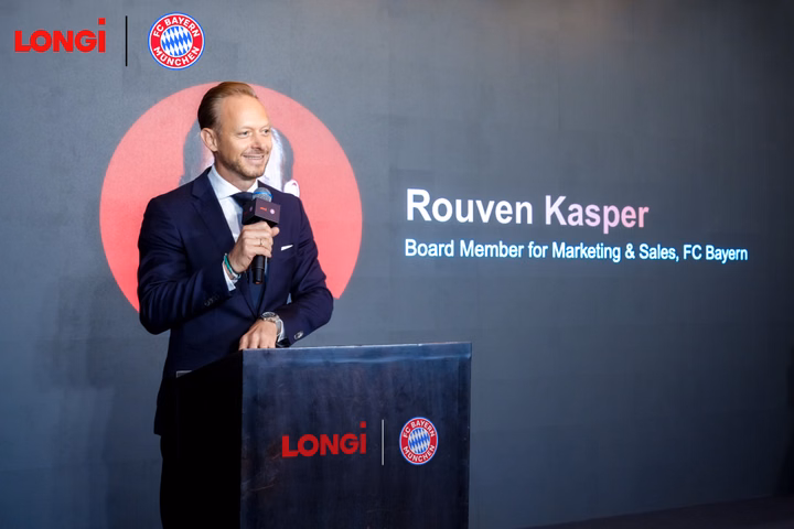 Rouven Kasper del FC Bayern Múnich hablando en el evento de lanzamiento de la asociación de LONGi.