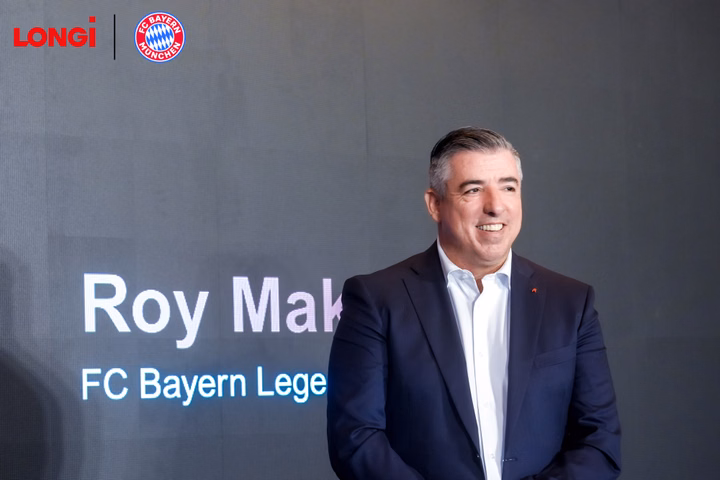 La leyenda del FC Bayern, Roy Makaay, en la ceremonia de lanzamiento de la asociación de LONGi.
