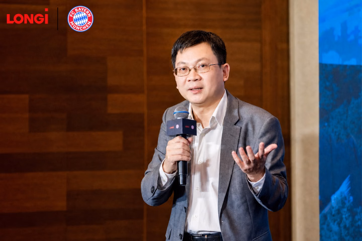Zhong Baoshen, Presidente de LONGi, hablando en la ceremonia de lanzamiento de la asociación del FC Bayern Múnich.