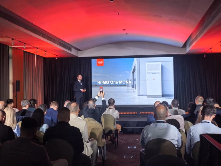 Speaker presenting the Hi-MO One MONA energy storage solution at a LONGi launch event.