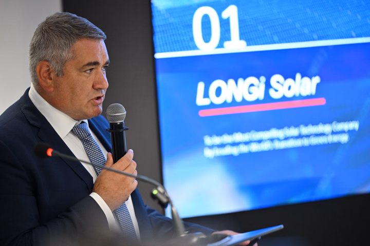 Przedstawiciel LONGi Solar przemawiający podczas wydarzenia partnerskiego w Erywaniu.