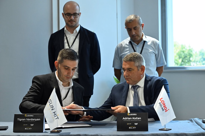 Tigran Vardanyan i Adrian Kocan podpisujący umowę o partnerstwie strategicznym między Sunhit a LONGi Solar w Armenii.