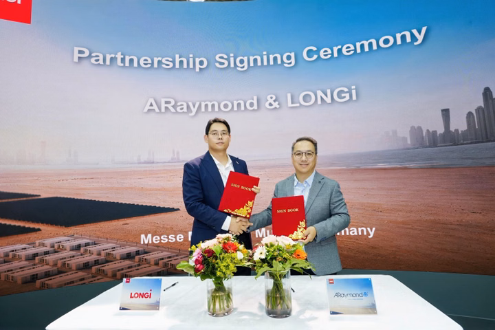 Alex Li of LONGi and Wilson Chu of ARaymond at the partnership signing ceremony at Intersolar Europe.