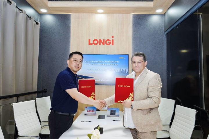 Executives from LONGi and Innovo Renewables at their solar portfolio signing ceremony.